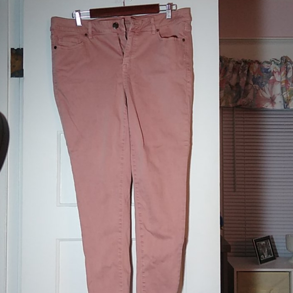 Blush pink jeans on trend and on 🔥
